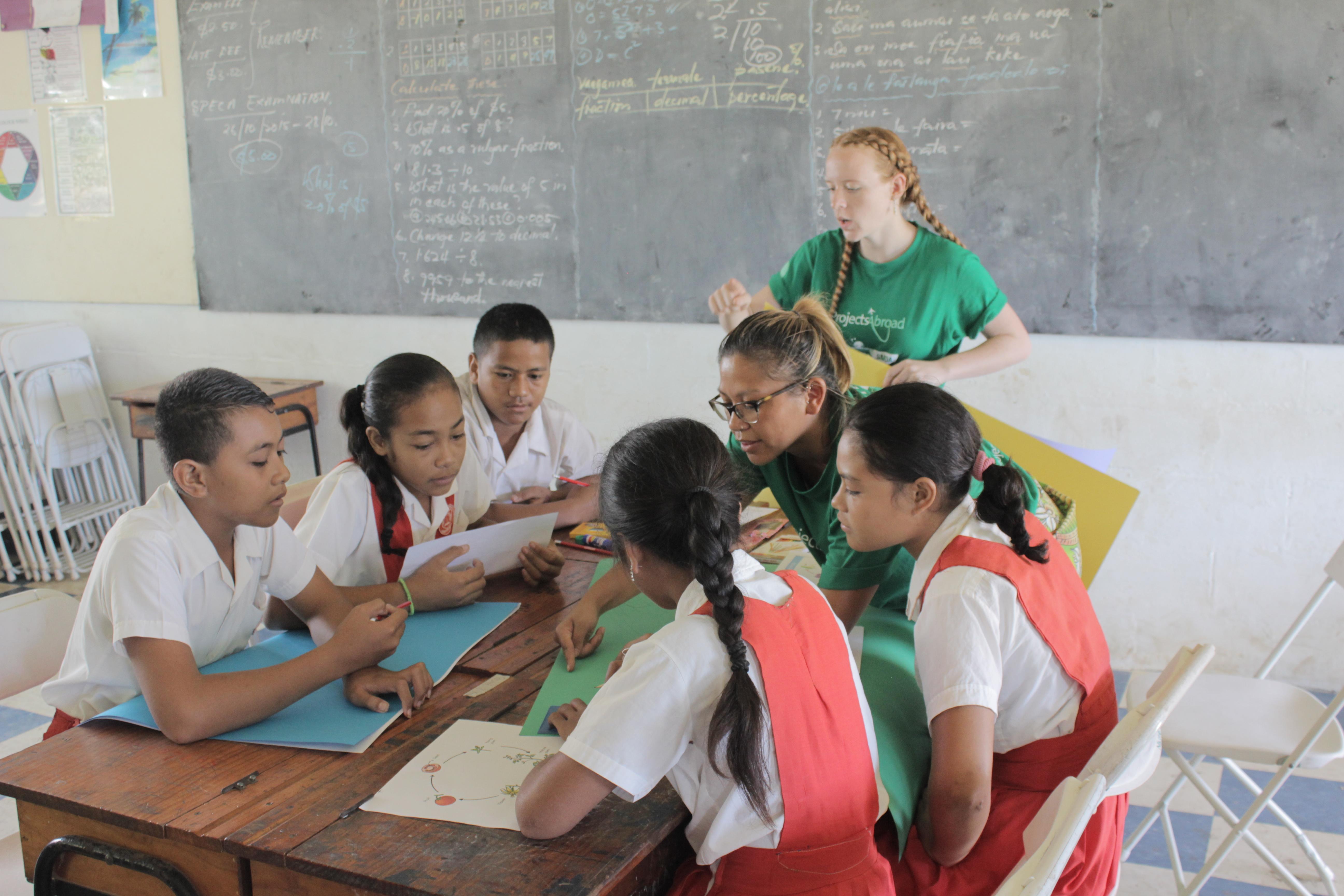 A Projects Abroad volunteers oversees a classroom activitiy for her teaching work experience in Samoa. A volunteer teaching in Samoa oversees a classroom activity.